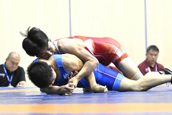 レスリング男子団体準々決勝　足大付－大体大浪商　65キロ級で足大付の坂本（上）が相手のバックを取る＝島根県の雲南市三刀屋文化体育館アスパル