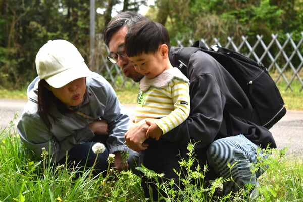 自然観察を楽しむ親子