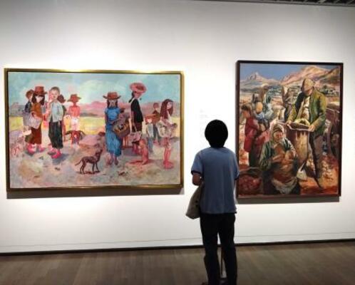 　猪熊弦一郎「長江埠の子供達」（左、１９４１年、丸亀市猪熊弦一郎現代美術館蔵）と伊谷賢蔵「楽土建設」（右、１９４０年、京都国立近代美術館蔵）
