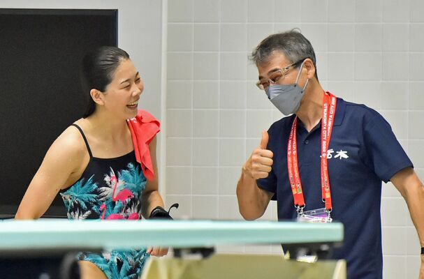 成年女子高飛び込みの演技終了後、榎本（左）の健闘をたたえる松本監督＝13日午後、日環アリーナ栃木屋内水泳場