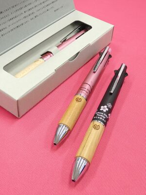 伐採木をグリップに使った「早乙女の桜並木」の多機能ペン