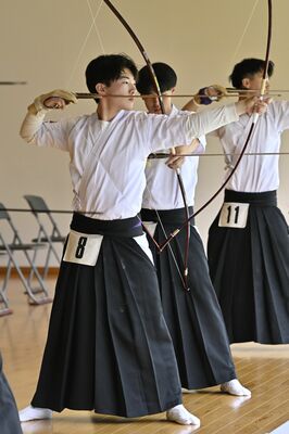 弓道男子個人を制した作新の三宅=ユウケイ武道館、内藤大地撮影