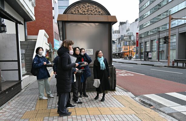 道路や歩道の状況をチェックするフィールドワークの参加職員