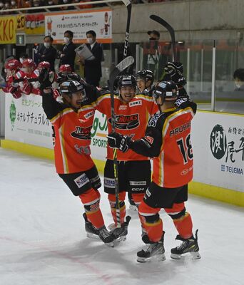 第３ピリオド13分、Ｈｃ栃木日光アイスバックスの鈴木健（中央）が勝ち越しのゴールを決め、仲間に祝福される＝日光霧降アイスアリーナ