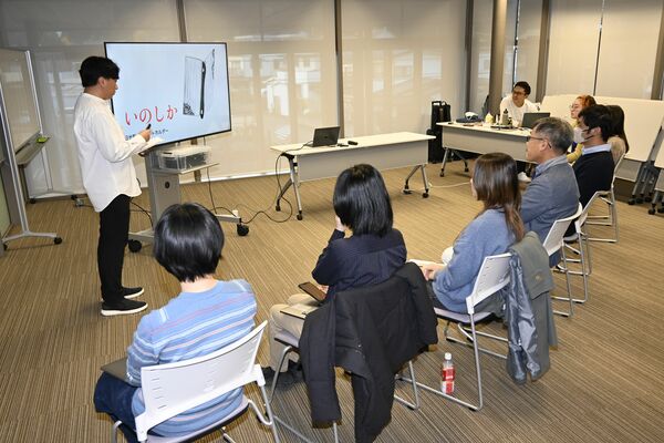 日光彫の新商品をプレゼンテーションする参加者（左）
