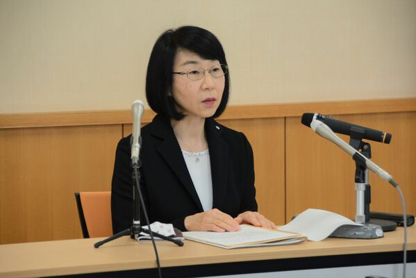 着任記者会見で抱負を述べる手嶋所長＝１６日午後２時、宇都宮地裁