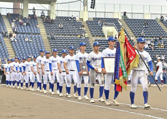 初優勝し、堂々とダイヤモンドを一周する白鴎足利ナイン＝前橋市の上毛新聞敷島球場