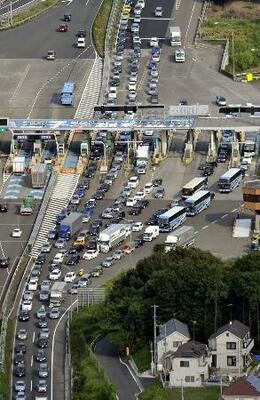 　渋滞する中央自動車道下り線の八王子料金所付近＝２０１０年