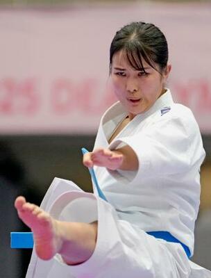 　女子個人形３位決定戦　演武する小倉涼＝東京武道館