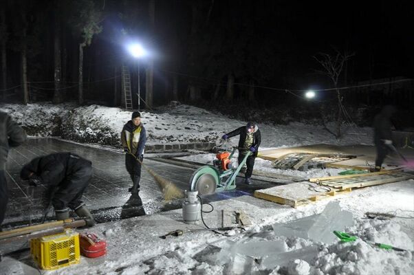 極寒の中で行われた天然氷の切り出し