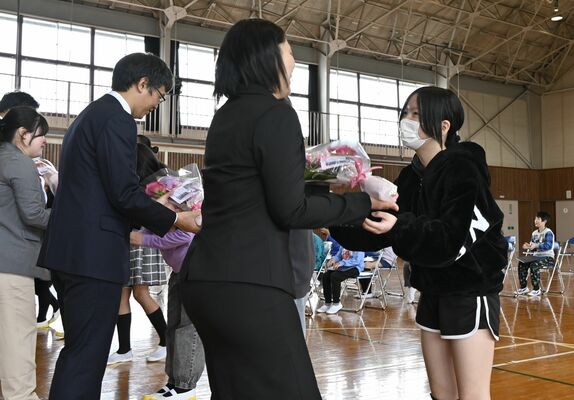 教職員に花束を手渡す児童たち