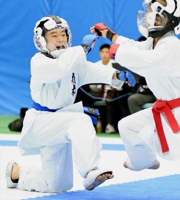 男子組手個人３年　篠崎（埼玉）－高（少年連合・一期倶楽部）決勝　高が突きでポイントを奪う＝キッコーマンアリーナ