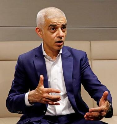 インタビューに答えるロンドンのサディク・カーン市長=18日午後、東京都内