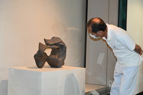 目玉作品のぐにゃりとした形が目を引く藤笠砂都子作「ＷＡＶＥ」