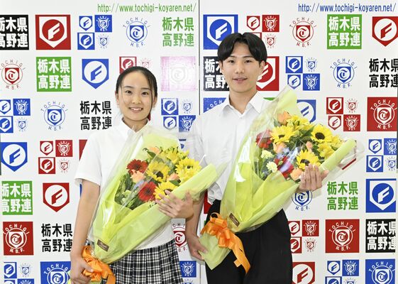 大会歌独唱者に選ばれた山田さん（左）と国歌独唱者に選ばれた堀江さん＝宇工高