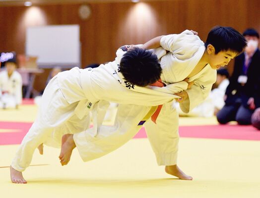１年２５キロ級　水戸部（大平町少年クラブ）－斎藤（氏家少年団）決勝　水戸部が内股で一本勝ち