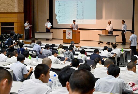 出場チームの主将らが参加して開かれた抽選会＝21日午後３時30分、県総合教育センター