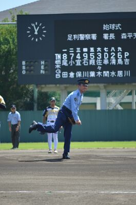 始球式に臨む足利署の森平署長