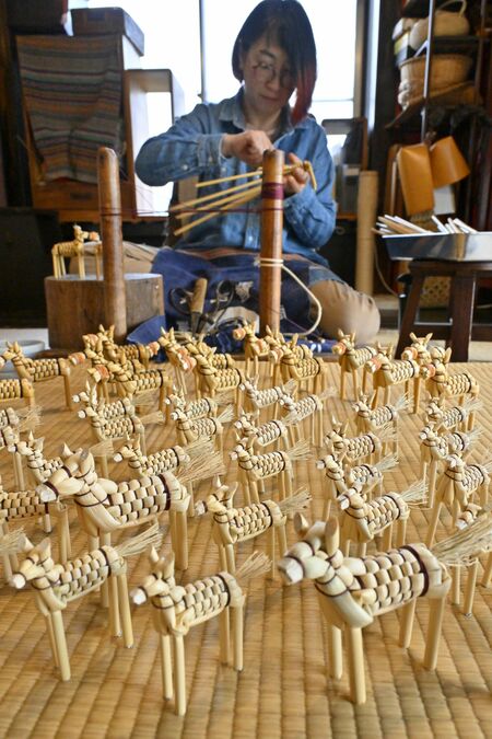 来年の干支「午」のきびがら細工を仕上げる増形さん＝３日午後３時、鹿沼市村井町