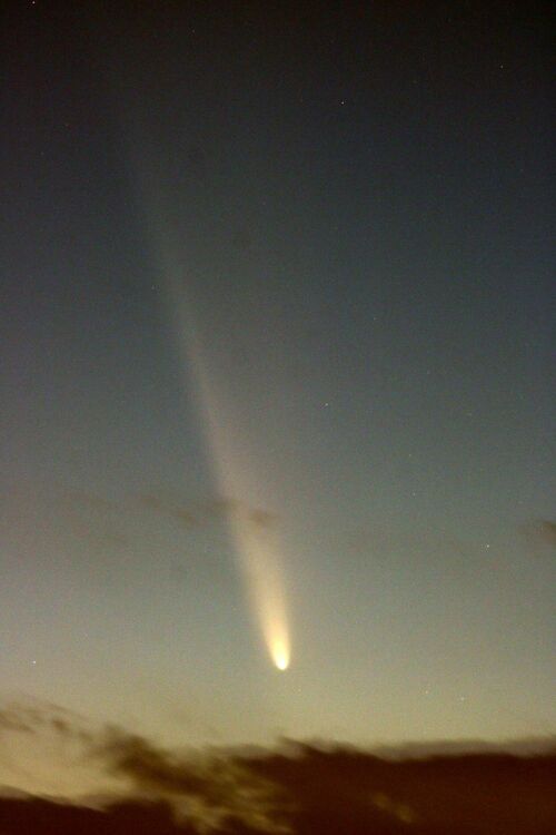 那須烏山市の田んぼのあぜ道から見えた「紫金山・アトラス彗星」=13日午後6時ごろ、同市三箇、片寄一男さん撮影(3枚を合成)