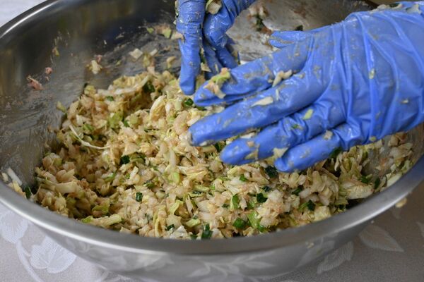 あんの材料を混ぜ合わせていく