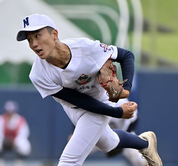 無死四球で完封した佐野日大のエース鈴木=甲府市の小瀬スポーツ公園山日YBS球場、広瀬華撮影