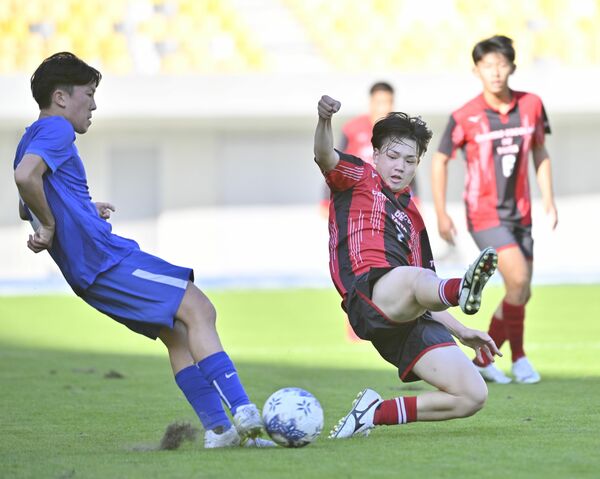 攻守の要としてチームをけん引するＭＦ平野（右）＝栃木大会決勝の宇短大付戦