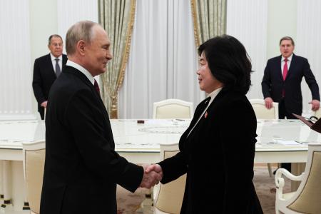 　２７日、モスクワのクレムリンで握手するロシアのプーチン大統領（左）と北朝鮮の崔善姫外相（タス＝共同）