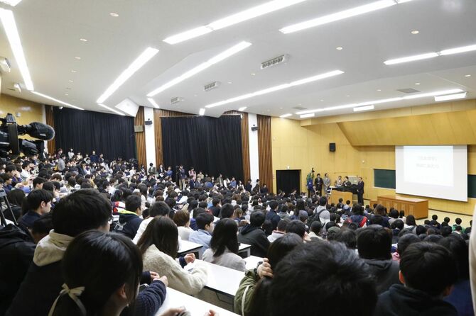 大講義室が満員の学生で埋まった「日本酒学Ａ」初回講義の様子＝２０１８年４月、新潟大（新潟大日本酒学センター提供）