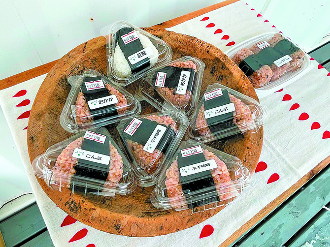 こんぶ、おかか、ネギみそがセットの俵おむすび（400円）も