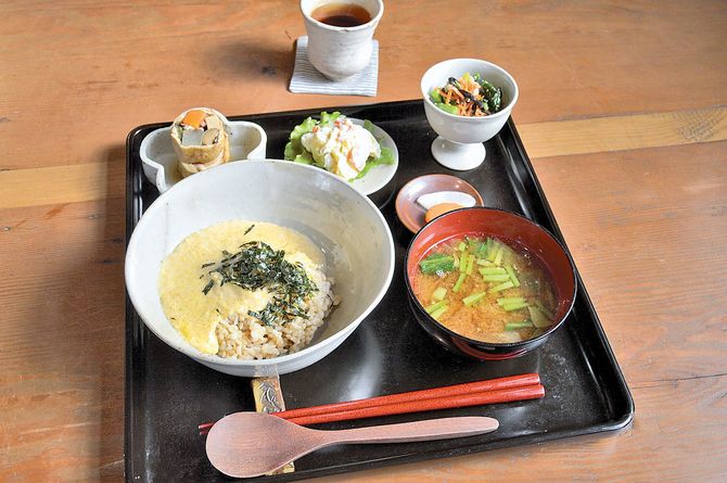 もちきびのタマゴ風丼、信田巻き、ポテトサラダ、ひじきナムル、みそ汁のセットに三年番茶が付く「つづり定食」(お総菜は週替わり)