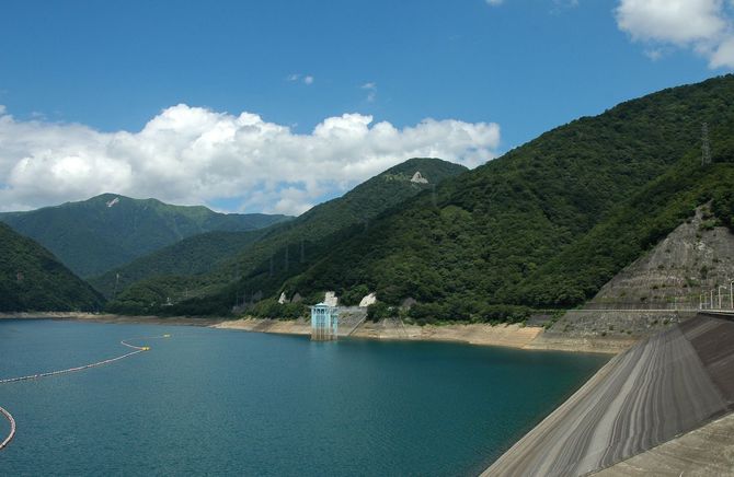 エメラルドグリーンの水をたたえた深山湖