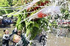 豪快な「水飲み」に拍手喝采　小山で400年以上続く奇祭・間々田のじゃが…