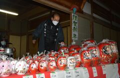 恒例福だるま販売　佐野・駒形神社、種類さまざま