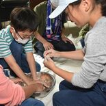 こねこね…これも「生きる力」　小中学生27人、慣れないピザ作りに奮闘　…