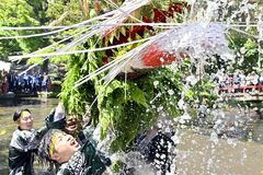 豪快な「水飲み」に拍手喝采　小山で400年以上続く奇祭・間々田のじゃがまいた