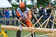 チェーンソーの腕前競う、鳥取