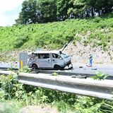東北道で重体交通事故　普通貨物自動車が大破