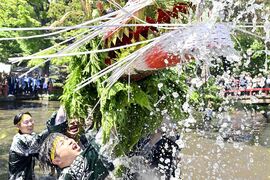 豪快な「水飲み」に拍手喝采　小山で400年以上続く奇祭・間々田のじゃがまいた