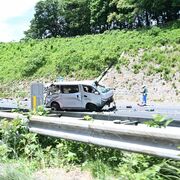 東北道で重体交通事故　普通貨物自動車が大破