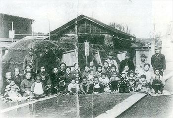宇都宮市街地にあった防空壕。各戸のほか、各町内会でも機銃掃射から歩行者を守る防空壕が造られた(「うつのみやの空襲」より)