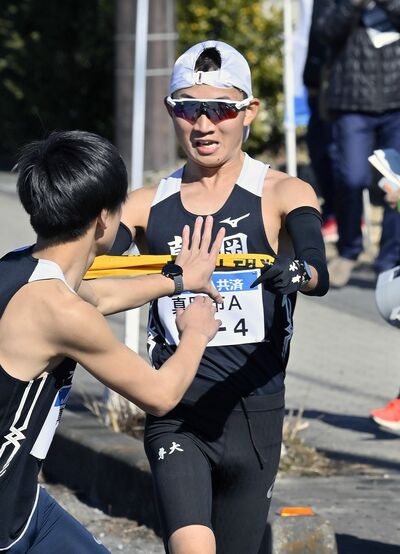 真岡A4区の大田和が区間賞の快走でたすきをつなぐ=栃木市、永嶌理絵撮影