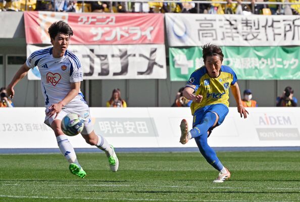 前半23分、栃木ＳＣのＭＦ中野（右）がシュートを放つ＝カンセキスタジアムとちぎ、河野光吉撮影