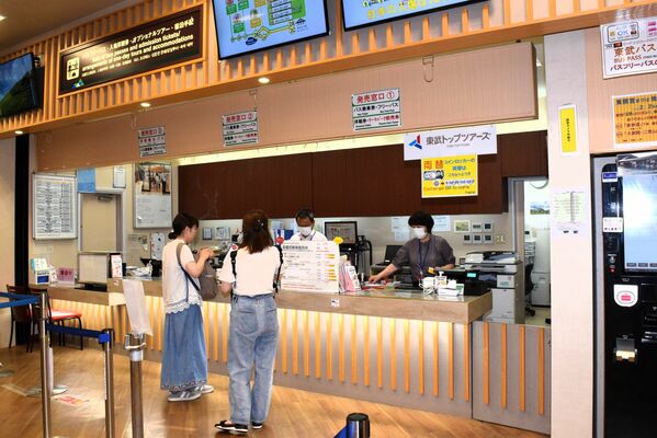東武トップツアーズの運営となった東武日光駅ツーリストセンター＝日光市内