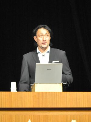 講演するラグビー元日本代表の大野さん
