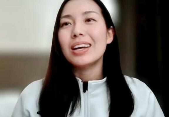 遠征先のカナダからオンラインで取材に応じるカーリング女子日本代表の近江谷杏菜=6日