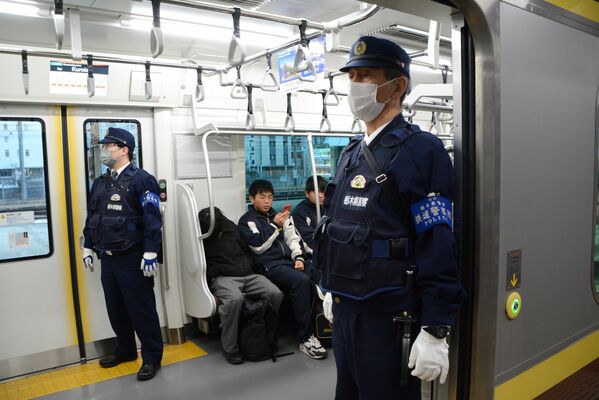 電車内で警戒する鉄道警察隊員ら＝18日午前朝、ＪＲ宇都宮駅