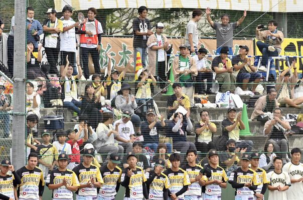 決勝を戦った両チームの健闘をたたえる栃木ＧＢのファンたち＝29日午後、小山運動公園野球場