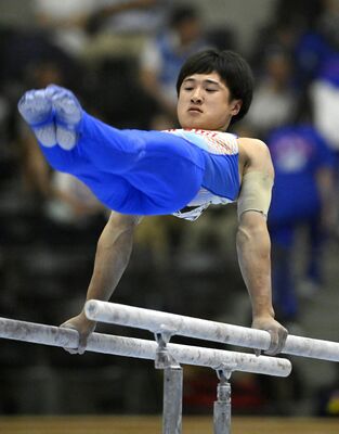体操少年男子団体総合決勝　３位に入った谷田（作新）の平行棒の演技＝大津市の滋賀ダイハツアリーナ、磯真奈美撮影