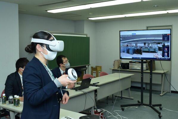 学生と画面上の映像を共有しながら業務内容を紹介する栃銀の担当者（手前）＝３０日午前、下野新聞社